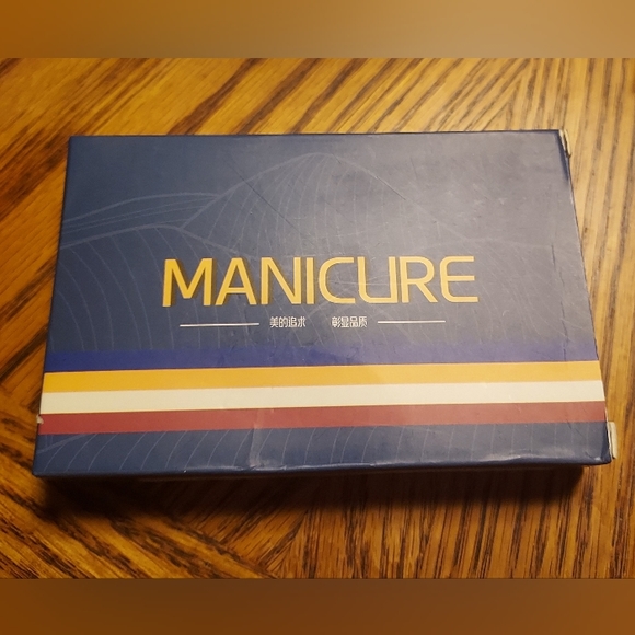 Compact Manicure Set - Picture 1 of 3